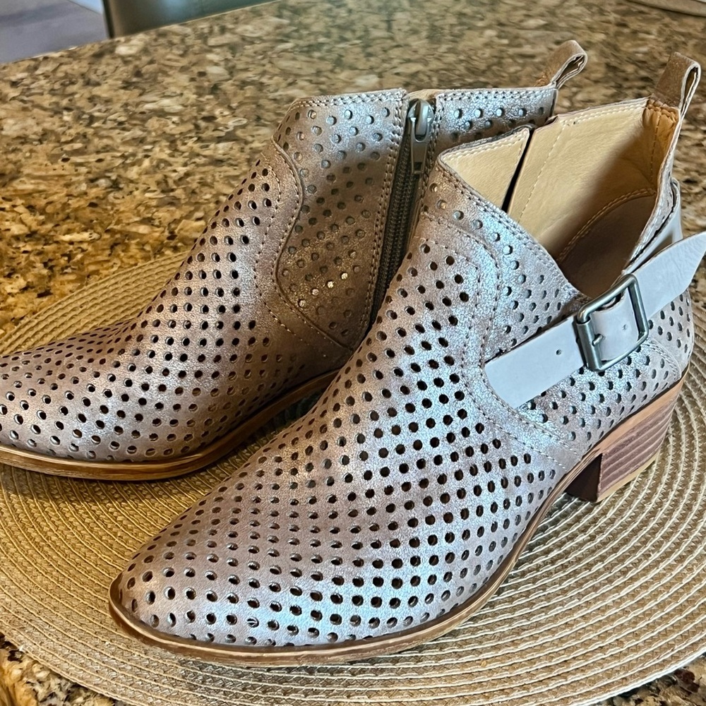 Very cute Lucky Brand booties in size 8.5